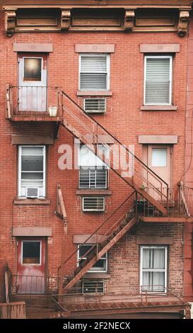 Altes gemauertes Mietshaus mit Feuerschutz, New York City, USA. Stockfoto