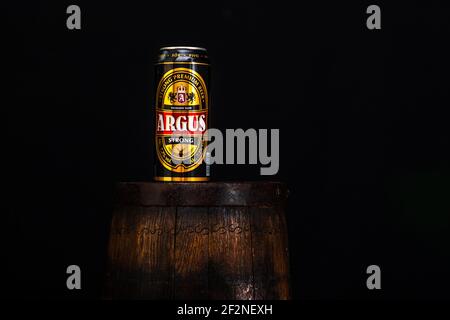 Dose Argus Bier auf Bierfass mit dunklem Hintergrund. Illustrative redaktionelle Aufnahme Bukarest, Rumänien, 2021 Stockfoto