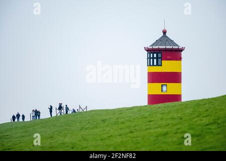 Deutschland, Niedersachsen, Ostfriesland, Krummhörn, der Pilsumer Leuchtturm, der auch als Standesamt genutzt wird. Stockfoto