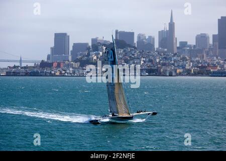 SEGELN - HYDROPTERE DCNS - LUFTBILD - SAN FRANCISCO (USA) - LUFTAUFNAHME - 31/08-01/09/2012 - FOTO CHRISTOPHE LAUNAY / DPPI - Alain Thébault und seine Crew ( Jacques Vincent - Yves Parlier - Jean Le Cam - Robert Douglas ) Stockfoto