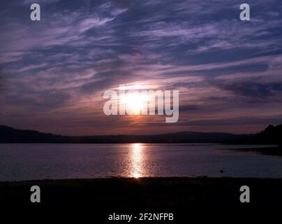 Ein wunderschöner Sonnenuntergang über Strangford Lough, Nordirland Stockfoto