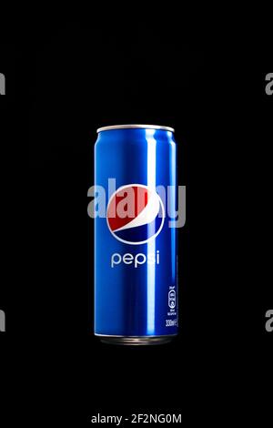 Editorial Foto der klassischen Pepsi Dose auf schwarzem Hintergrund. Studio gedreht in Bukarest, Rumänien, 2021 Stockfoto