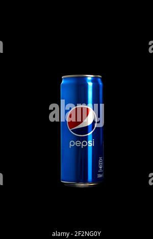 Editorial Foto der klassischen Pepsi Dose auf schwarzem Hintergrund. Studio gedreht in Bukarest, Rumänien, 2021 Stockfoto