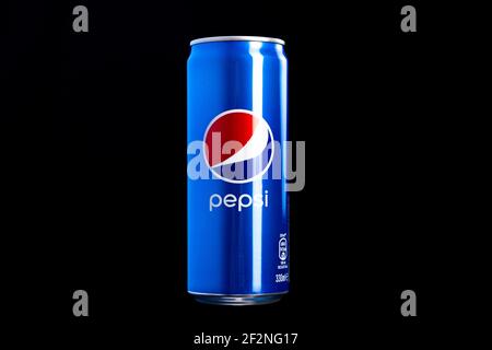 Editorial Foto der klassischen Pepsi Dose auf schwarzem Hintergrund. Studio gedreht in Bukarest, Rumänien, 2021 Stockfoto