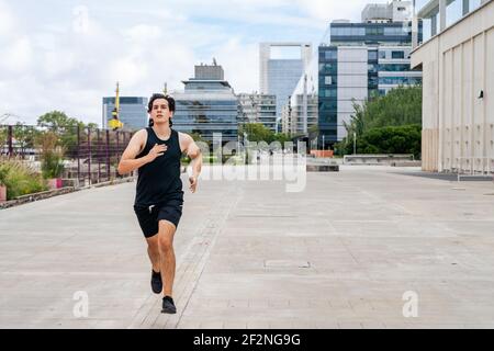 Junger latein joggt und läuft. Stockfoto