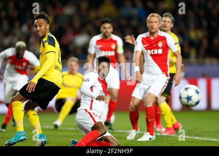 Monacos brasilianischer Verteidiger Jemerson und Borussia Dortmunds Stürmer Pierre Emerick Aubameyang schauen beim UEFA Champions League Viertelfinale, 2nd-Bein, Fußballspiel zwischen AS Monaco und Borussia Dortmund am 19. April 2017 im Louis II Stadion in Monaco - Foto Benjamin Cremel / DPPI Stockfoto