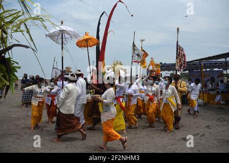 Die Menschen in Yogyakarta führen die Melasti-Zeremonie durch und halten sich an verschiedene Gesundheitsprotokolle aufgrund von Covid 19. Melasti ist eine hinduistische balinesische Reinigung ce Stockfoto