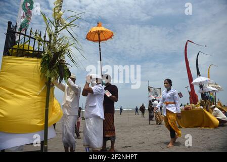 Die Menschen in Yogyakarta führen die Melasti-Zeremonie durch und halten sich an verschiedene Gesundheitsprotokolle aufgrund von Covid 19. Melasti ist eine hinduistische balinesische Reinigung ce Stockfoto