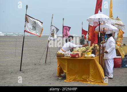 Die Menschen in Yogyakarta führen die Melasti-Zeremonie durch und halten sich an verschiedene Gesundheitsprotokolle aufgrund von Covid 19. Melasti ist eine hinduistische balinesische Reinigung ce Stockfoto