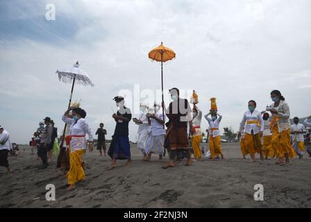 Die Menschen in Yogyakarta führen die Melasti-Zeremonie durch und halten sich an verschiedene Gesundheitsprotokolle aufgrund von Covid 19. Melasti ist eine hinduistische balinesische Reinigung ce Stockfoto