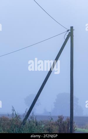 Deutschland, Ostfriesland, Krummhörn, Stromleitung auf dem Land. Stockfoto