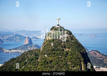 Der Ultime Class 100' VPLP entwarf Trimaran Sodebo, der französische Skipper Thomas Coville und das Sailing Team in Rio de Janeiro, Brasilien, am 31. Juli 2015 - Foto Christophe Launay / DPPI Stockfoto