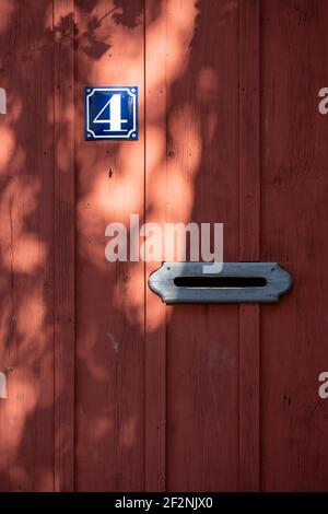 Deutschland, Holztür mit Briefschlitz. Stockfoto