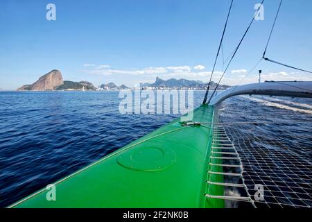 Der Ultime Class 100' VPLP entwarf Trimaran Sodebo, der französische Skipper Thomas Coville und das Sailing Team in Rio de Janeiro, Brasilien, am 31. Juli 2015 - Foto Christophe Launay / DPPI Stockfoto