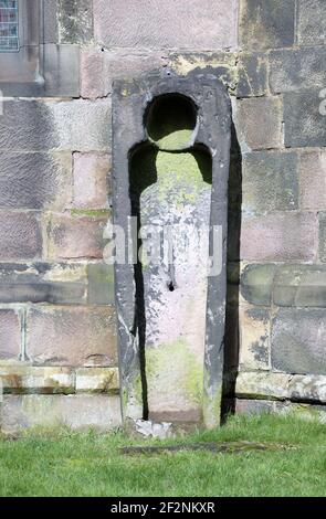 Mittelalterlicher Steinsarg in der Pfarrkirche St. Marys in Wirksworth Stockfoto