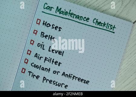 Car Maintenance Checkliste Schreiben Sie auf ein Buch mit unterstützt durch eine zusätzliche Dienste isoliert auf Holztisch. Stockfoto