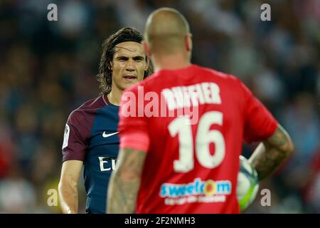 Paris Saint Germain's Uruguayan Forward Edinson Cavani schaut während des französischen Meisterschaftsspiels L1 zwischen Paris Saint-Germain (PSG) und Saint-Etienne (ASSE), am 25. August 2017 im Parc des Princes in Paris, Frankreich - Foto Benjamin Cremel / DPPI Stockfoto