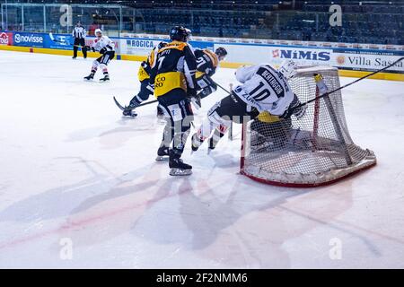 12,03.2021, Ambri, Stadio Valascia, Nationalliga: HC Ambri-Piotta - HC Lugano, #10 Alessio Bertaggia (Lugano) hat das Netz erreicht. (Schweiz/Kroatien OUT) Stockfoto