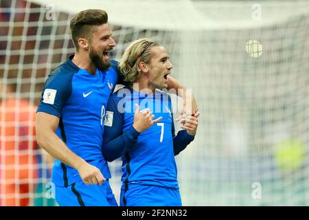 Frankreichs Stürmer Antoine Griezmann feiert nach einem Treffer mit Frankreichs Stürmer Olivier Giroud während der FIFA Fußball-Weltmeisterschaft Russland 2018, Qualifying Group EIN Fußballspiel zwischen Frankreich und den Niederlanden am 31. August 2017 im Stade de France in Saint-Denis, nördlich von Paris, Frankreich - Foto Benjamin Cremel / DPPI Stockfoto