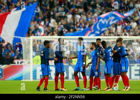 Französische Spieler feiern nach der FIFA Fußball-Weltmeisterschaft Russland 2018, Qualifying Group EIN Fußballspiel zwischen Frankreich und den Niederlanden am 31. August 2017 im Stade de France in Saint-Denis, nördlich von Paris, Frankreich - Foto Benjamin Cremel / DPPI Stockfoto