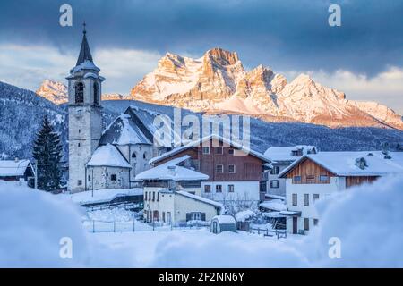 Das antike Dorf Vinigo mit der Kirche des heiligen Johannes des Täufers und dem Berg Pelmo im Hintergrund, Winteransicht, Vodo di Cadore, Provinz Belluno, Venetien, Italien Stockfoto