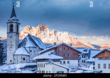 Das antike Dorf Vinigo mit der Kirche des heiligen Johannes des Täufers und dem Berg Pelmo im Hintergrund, Winteransicht, Vodo di Cadore, Provinz Belluno, Venetien, Italien Stockfoto