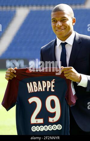 Paris Saint-Germain's neuer Spieler Kylian Mbappe hält sein Trikot während seiner offiziellen Präsentation am 6. September 2017 im Parc des Princes Stadion in Paris, Frankreich - Foto Benjamin Cremel / DPPI Stockfoto