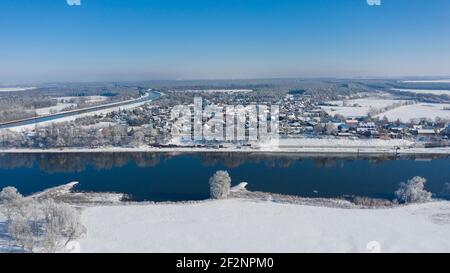 Deutschland, Sachsen-Anhalt, Hohenwarthe, winterliche Landschaft an der Elbe bei Magdeburg mit dem Mittellandkanal (l) und dem Dorf Hohenwarthe (r). Stockfoto