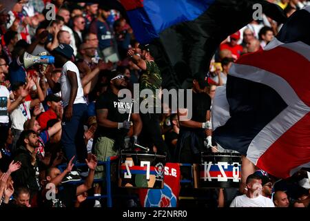 Ultra-Fans jubeln während des französischen Ligue-1-Fußballspiels zwischen Paris Saint-Germain und Girondins de Bordeaux am 30. September 2017 im Stadion Parc des Princes in Paris, Frankreich - Foto Benjamin Cremel / DPPI Stockfoto