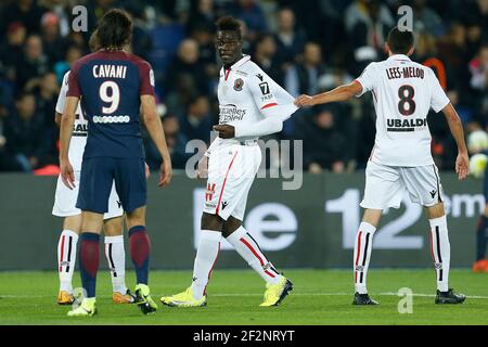 Paris Saint Germain's Uruguayan Forward Edinson Cavani und Mario Balotelli während der französischen Meisterschaft Ligue 1 Fußballspiel zwischen Paris Saint-Germain und OGC Nizza am 27. Oktober 2017 im Parc des Princes Stadion in Paris, Frankreich - Foto Benjamin CREMEL / DPPI Stockfoto