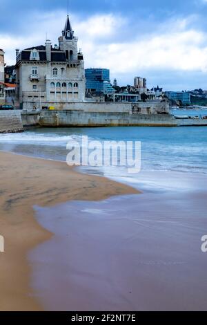 Baia de Cascais(Bucht von Cascais) Und Palacio Seixas Cascais Portugal an einem bewölkten Wintertag Stockfoto