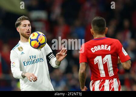 Real Madrids spanischer Verteidiger Sergio Ramos kontrolliert den Ball während des Fußballspiels der spanischen Meisterschaft Liga zwischen Atletico Madrid und Real Madrid am 18. November 2017 im Wanda Metropolitano in Madrid, Spanien - Foto Benjamin Cremel / DPPI Stockfoto