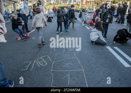 Die Familienverbände (AFA) von neun Bildungszentren in Madrid starten diesen Freitag die "Schulrevolte" in der Hauptstadt, eine Bewegung, die in Barcelona geboren wurde und behauptet, dass Schulumgebungen mit weniger Autos, mehr Sicherheit, weniger Umweltverschmutzung und weniger Lärm ausgestattet sind. Die Initiative besteht darin, Straßen neben Schulen in einen sicheren Spielplatz für Kinder umzuwandeln, den Verkehr am Ende des Unterrichts abzuschalten und freitags alle zwei Wochen zu wiederholen, solange es keine "substantielle und weitverbreitete Veränderung" gibt. Die neun Madrider Schulen, die sich der "Schulrevolte" anschließen, sind Asunción Ricón, Rufino Blanco und Fernando el Católico in der Stockfoto