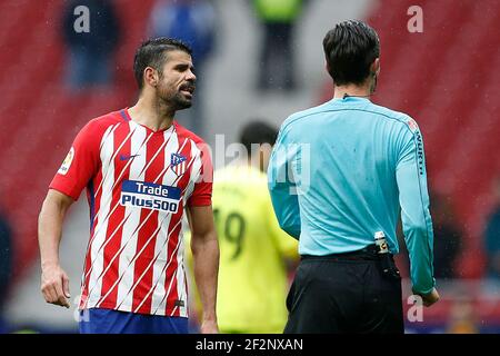 Atletico Madrids spanischer Stürmer Diego Costa spricht mit dem Schiedsrichter während des Fußballspiels der Spanischen Meisterschaft Liga zwischen Atletico Madrid und Getafe am 6. Januar 2018 im Wanda Metropolitano Stadion in Madrid, Spanien - Foto Benjamin Cremel / DPPI Stockfoto