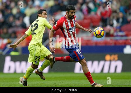 Atletico Madrids spanischer Stürmer Diego Costa spielt den Ball während des Fußballspiels der Spanischen Meisterschaft Liga zwischen Atletico Madrid und Getafe am 6. Januar 2018 im Wanda Metropolitano Stadion in Madrid, Spanien - Foto Benjamin Cremel / DPPI Stockfoto