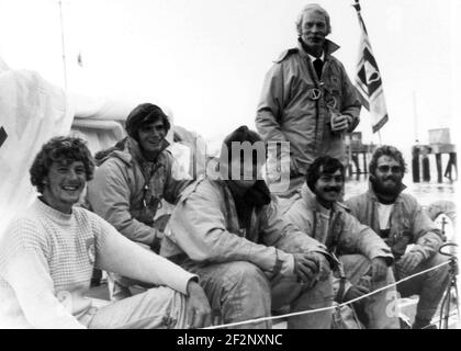 SKIPPER VON BUBBLEGUM IAN FYFE UND SEINE CREW AM ENDE DES 1981 ROUND THE WORLD YACHT RACE. PIC MIKE WALKER, Stockfoto