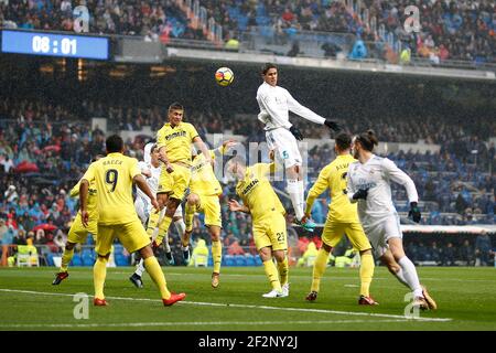 Real Madrids französischer Verteidiger Raphael Varane führt den Ball während des Fußballspiels der spanischen Meisterschaft Liga zwischen Real Madrid und Villarreal am 13. Januar 2018 im Santiago Bernabeu Stadion in Madrid, Spanien - Foto Benjamin Cremel / DPPI Stockfoto