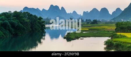 Panorama, Asien, China, Guilin, Flusslandschaft mit Karstbergen Stockfoto