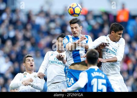 Real Madrids französischer Verteidiger Raphael Varane führt den Ball beim Fußballspiel der spanischen Meisterschaft Liga zwischen Real Madrid CF und RC Deportivo am 21. Januar 2018 im Santiago Bernabeu Stadion in Madrid, Spanien - Foto Benjamin Cremel / DPPI Stockfoto