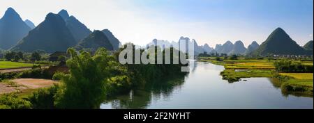 Panorama, Asien, China, Guilin, Flusslandschaft mit Karstbergen Stockfoto