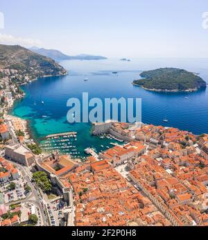 Luftdrohnenaufnahme von Otok Lokrum in der Nähe der Adria Dubrovnik Altstadt in Kroatien Sommermittags Stockfoto