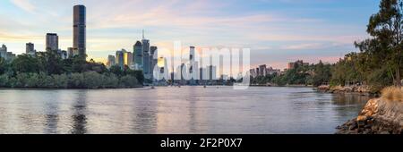 Ein Panorama mit Blick auf den Brisbane River in Richtung Zentrum Geschäftsviertel Stockfoto