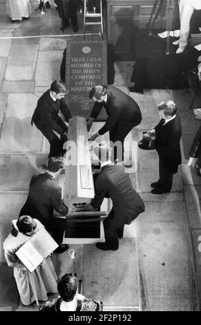 BEERDIGUNG EINES UNBEKANNTEN MATROSEN VON DER MARY ROSE IN PORTSMOUTH CATHEDRAL,1984 PIC MIKE WALKER, Stockfoto