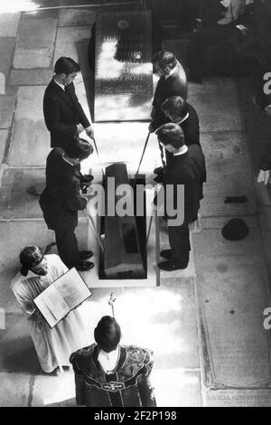 BEERDIGUNG EINES UNBEKANNTEN MATROSEN VON DER MARY ROSE IN PORTSMOUTH CATHEDRAL,1984 PIC MIKE WALKER, Stockfoto