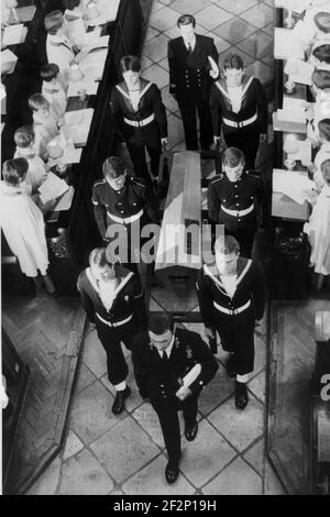 BEERDIGUNG EINES UNBEKANNTEN MATROSEN VON DER MARY ROSE IN PORTSMOUTH CATHEDRAL,1984 PIC MIKE WALKER, Stockfoto