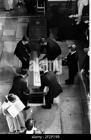 BEERDIGUNG EINES UNBEKANNTEN MATROSEN VON DER MARY ROSE IN PORTSMOUTH CATHEDRAL,1984 PIC MIKE WALKER, Stockfoto