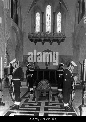 BEERDIGUNG EINES UNBEKANNTEN MATROSEN VON DER MARY ROSE IN PORTSMOUTH CATHEDRAL,1984 PIC MIKE WALKER, Stockfoto