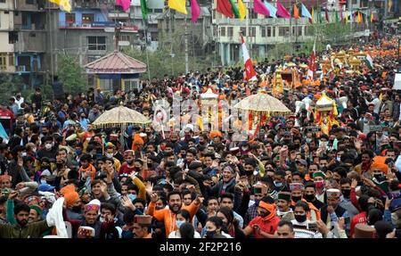 Mandi, Indien. März 2021, 12th. Hinduistische Anhänger schließen sich einer Prozession an, um das Maha Shivaratri Festival in Mandi, Himachal Pradesh, Indien, am 12. März 2021 zu markieren. Hindus markierten Maha Shivaratri Festival, indem sie Gebete zu Herrn Shiva anboten. Quelle: Str/Xinhua/Alamy Live News Stockfoto