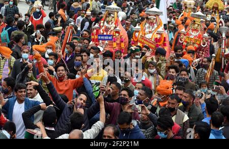 Mandi, Indien. März 2021, 12th. Hinduistische Anhänger schließen sich einer Prozession an, um das Maha Shivaratri Festival in Mandi, Himachal Pradesh, Indien, am 12. März 2021 zu markieren. Hindus markierten Maha Shivaratri Festival, indem sie Gebete zu Herrn Shiva anboten. Quelle: Str/Xinhua/Alamy Live News Stockfoto