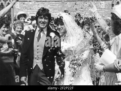 SOUTHAMPTON-FUSSBALLSPIELER STEVE MORAN HEIRATET KIM BROWN BEI WARSASH, HANTS 1984 PIC MIKE WALKER, Stockfoto